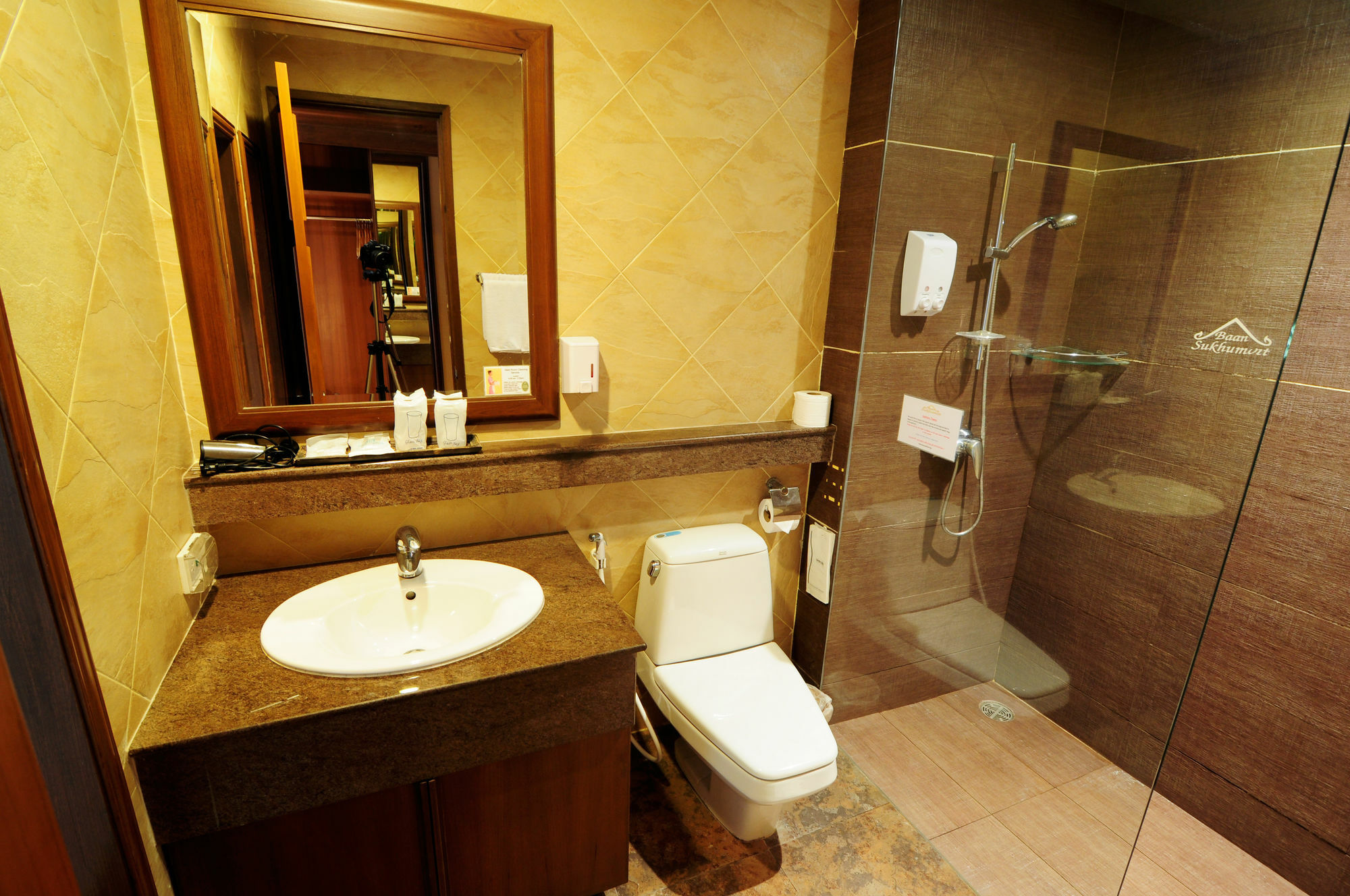 Baan Sukhumvit Soi 18 Hotel Bangkok Ngoại thất bức ảnh