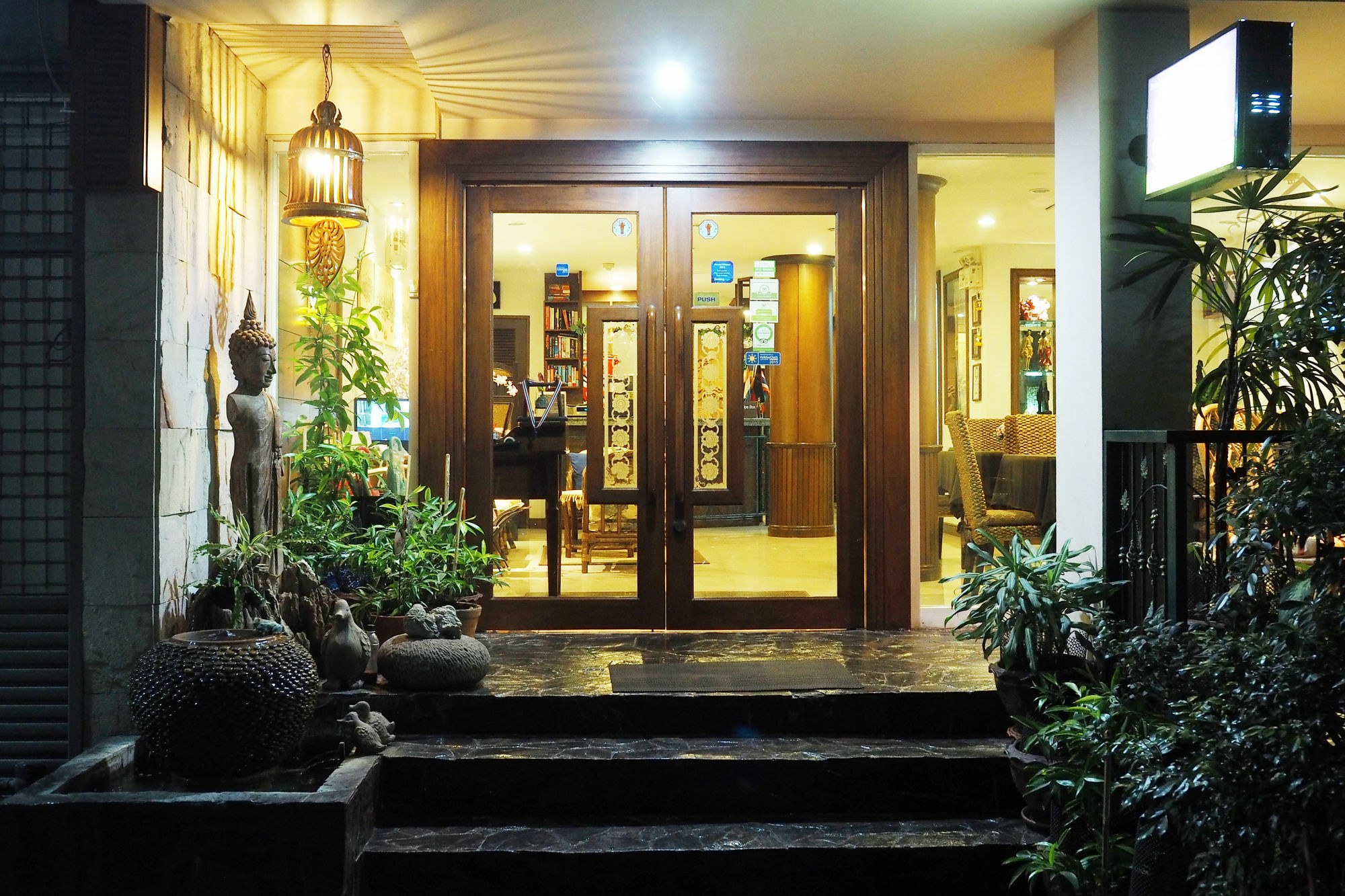 Baan Sukhumvit Soi 18 Hotel Bangkok Ngoại thất bức ảnh